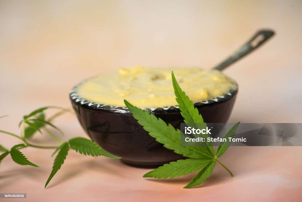 découvrez comment préparer du beurre de cannabis maison, une base essentielle pour cuisiner des recettes infusées au cannabis et profiter de ses bienfaits de manière savoureuse et contrôlée.