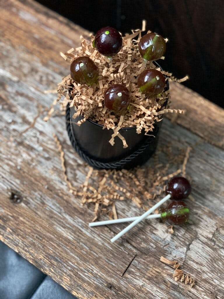 découvrez notre lollipop au cannabis, une délicieuse manière de profiter des bienfaits du cannabis avec une saveur sucrée et agréable. parfait pour une expérience relaxante et gourmande.