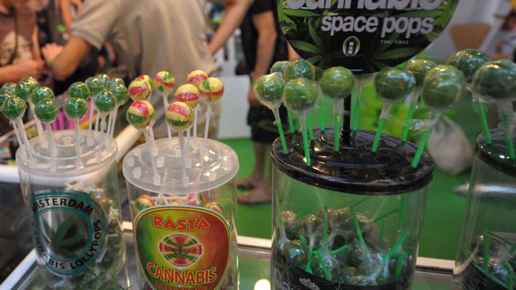 découvrez notre cannabis lollipop, une friandise savoureuse infusée aux bienfaits du cannabis pour une expérience douce et agréable.