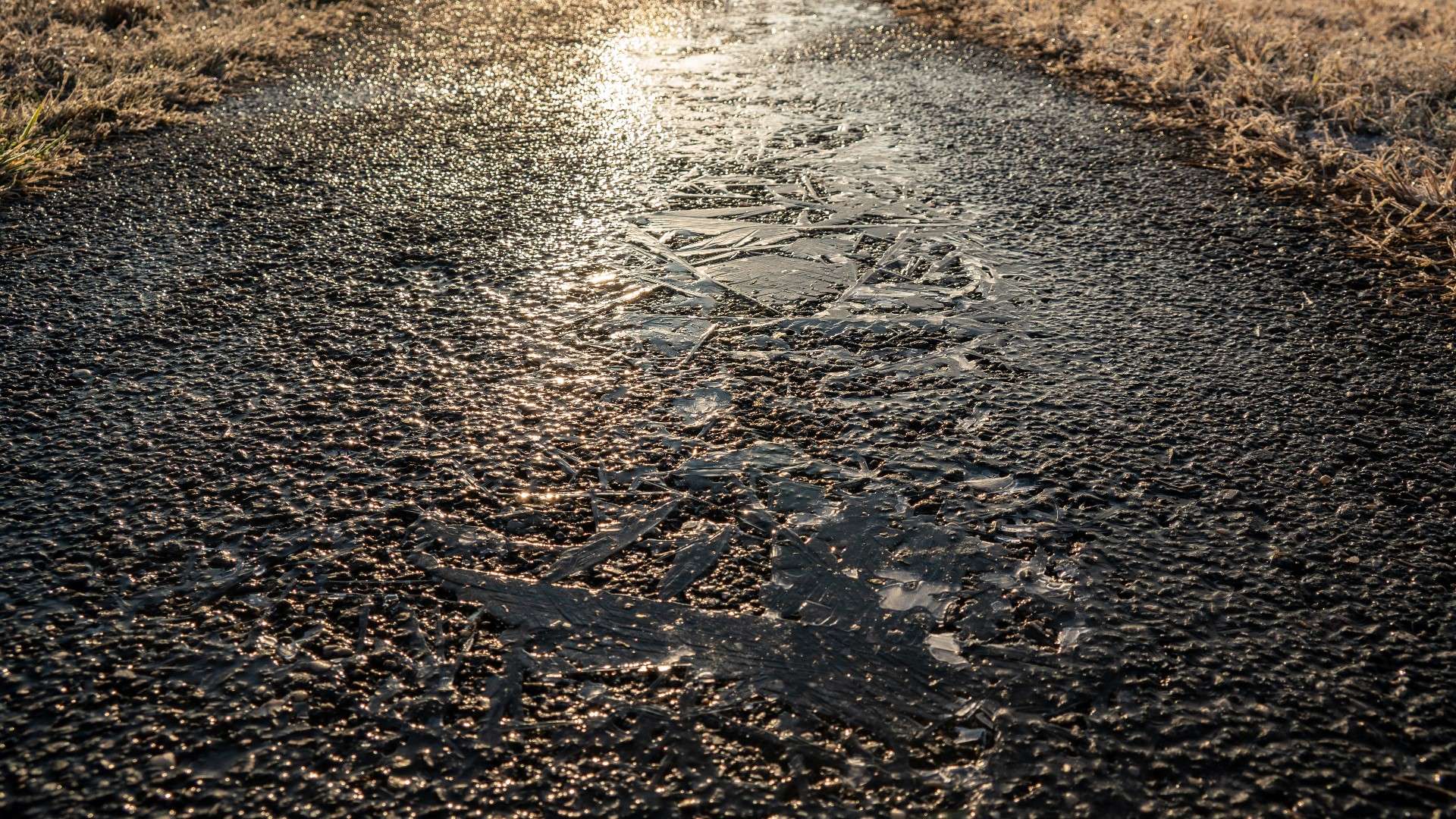 découvrez tout sur le phénomène de la glace noire : dangers, prévention et conseils pour circuler en toute sécurité sur les routes hivernales.