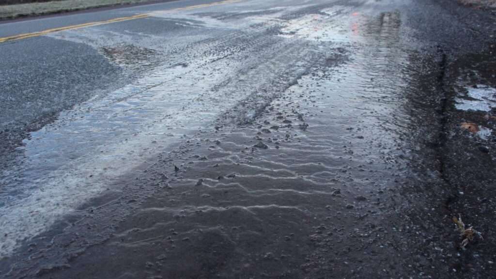 découvrez tout sur le black ice : phénomène dangereux, conseils de prévention et astuces pour rester en sécurité sur les routes glacées.